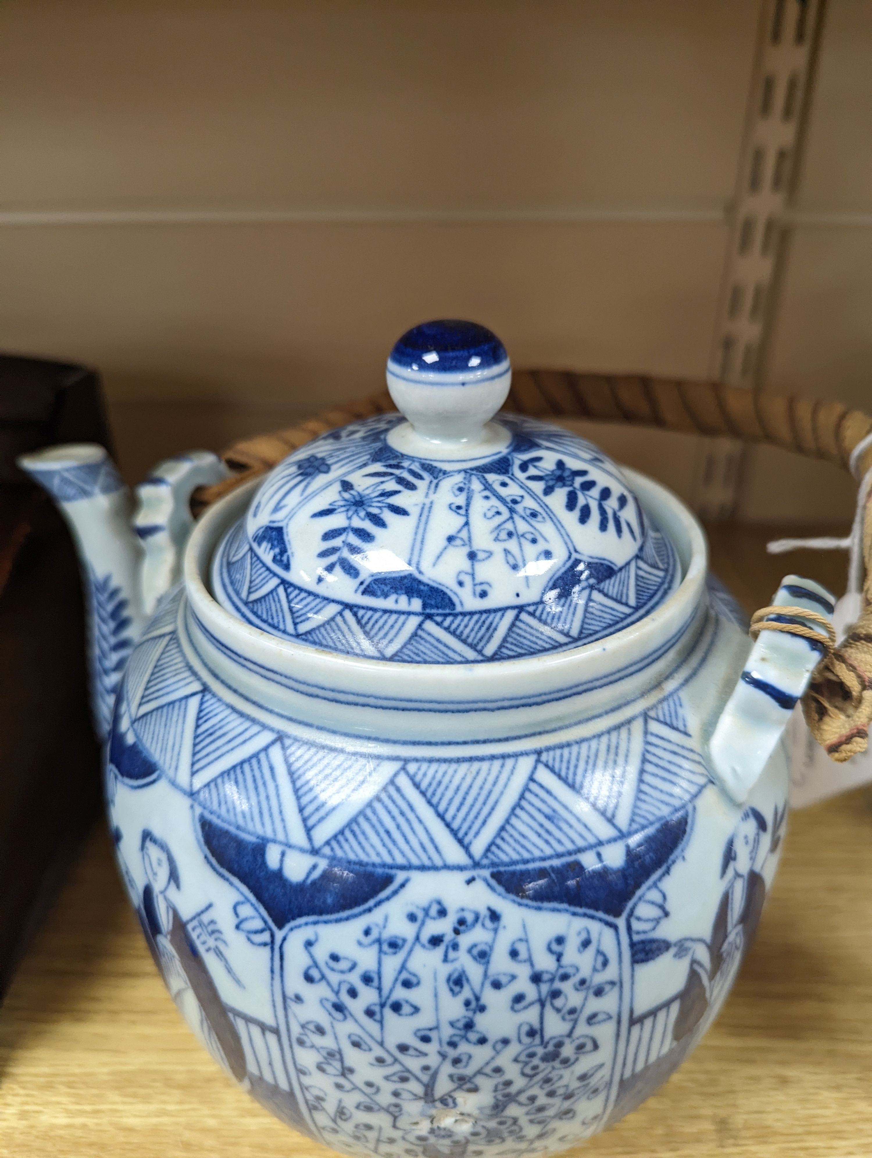 A Chinese blue and white small vase and teapot 19cm